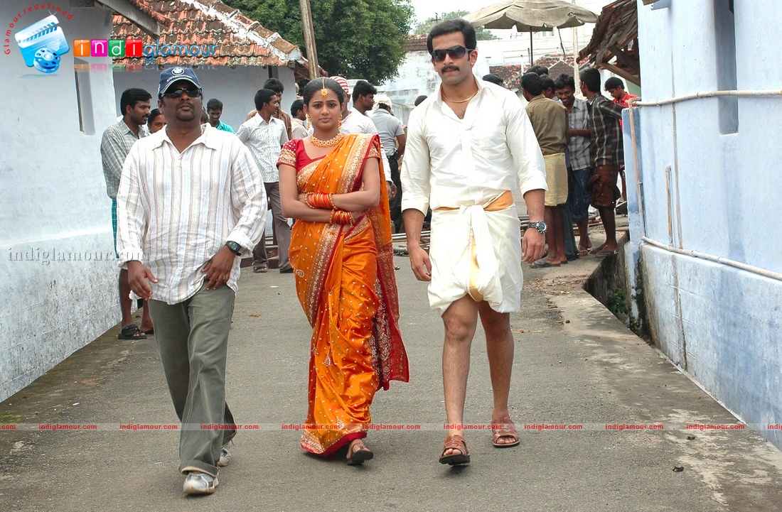 Ninaithale Inikkum Movie hd photo